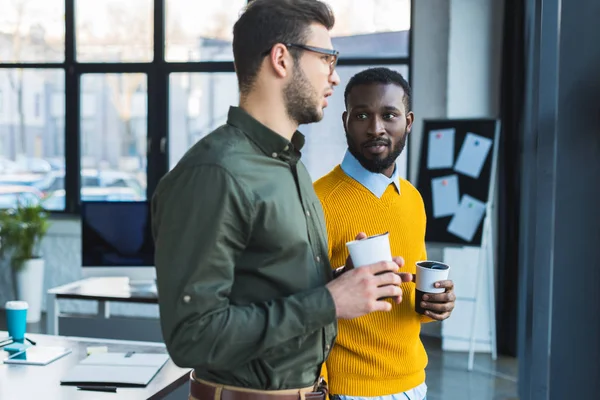 Empresarios Multiculturales Hablando Sosteniendo Tazas Café — Foto de Stock