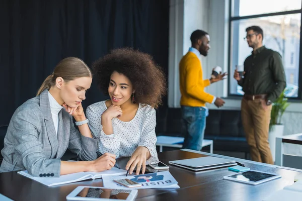 Mulheres Negócios Multiculturais Falando Mesa Escritório — Fotografia de Stock