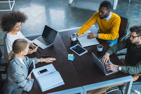 Visión Alto Ángulo Los Empresarios Multiculturales Que Trabajan Con Dispositivos — Foto de Stock