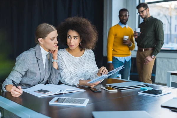 Mångkulturella Affärskvinnor Tittar Dokument Office — Stockfoto