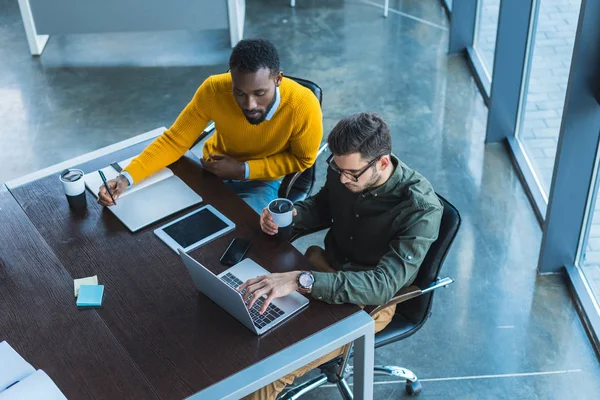 Vista Ángulo Alto Los Hombres Negocios Multiculturales Mirando Computadora Portátil — Foto de Stock