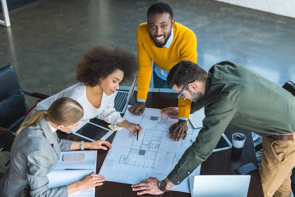 High Angle View Multicultural Businesspeople Looking Blueprint Workspace — Stock Photo, Image