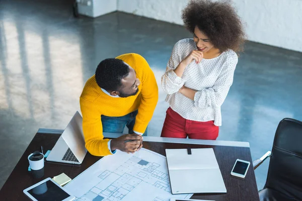 Vista Ángulo Alto Los Sonrientes Empresarios Afroamericanos Mirándose Entre — Foto de Stock