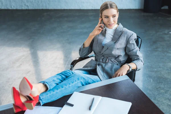 Visão Alto Ângulo Empresária Sentada Com Pernas Mesa Escritório Conversando — Fotografia de Stock