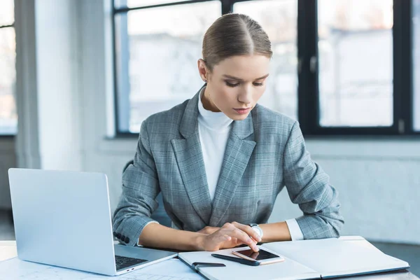 Vacker Affärskvinna Med Smartphone Kontoret — Stockfoto