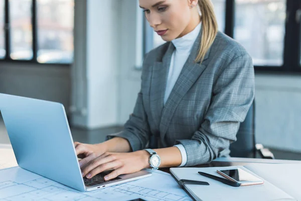 Hermosa Mujer Negocios Utilizando Ordenador Portátil Oficina — Foto de Stock