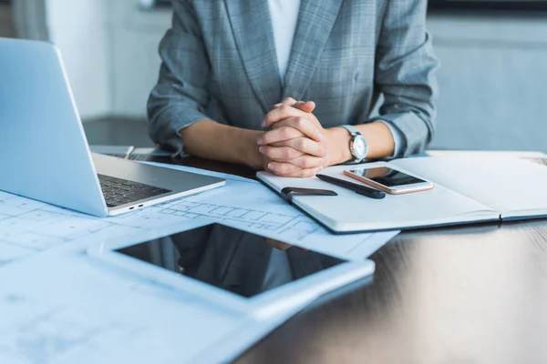 Imagen Recortada Mujer Negocios Sentada Mesa Oficina Con Dispositivos Digitales —  Fotos de Stock