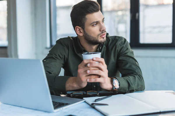 Empresário Sentado Mesa Escritório Segurando Xícara Café — Fotografia de Stock