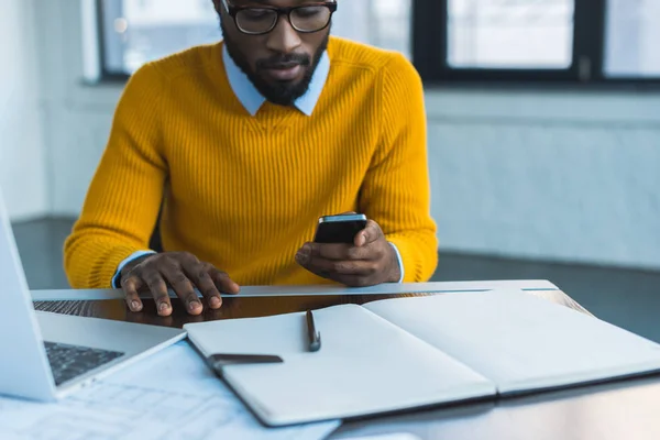 African American Businessman Using Smartphone Office — Stock Photo, Image