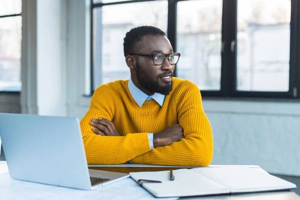 Glimlachen Van Afro Amerikaanse Zakenman Met Gekruiste Armen Kantoor — Stockfoto