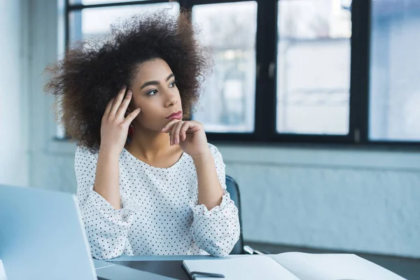 Pensativa Mulher Negócios Afro Americana Olhando Para Longe Escritório — Fotografia de Stock