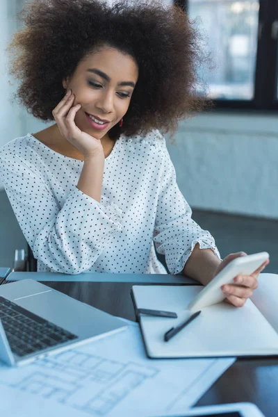 Mujer Negocios Afroamericana Usando Smartphone Oficina — Foto de Stock