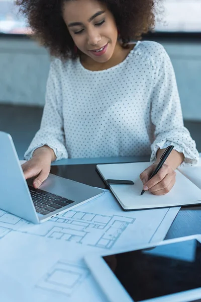 Afrikanisch Amerikanische Geschäftsfrau Nutzt Laptop Und Schreibt Büro Etwas Ins — Stockfoto