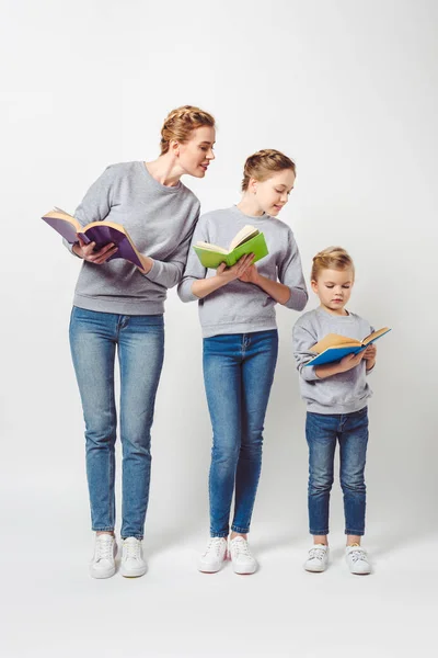 Mãe Filhas Roupas Semelhantes Com Livros Isolados Cinza — Fotografia de Stock