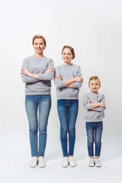 Sonrientes Madre Hijas Diferentes Generaciones Con Ropa Similar Con Los —  Fotos de Stock