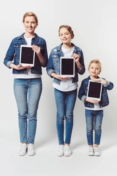 Familia Sonriente Ropa Mezclilla Similar Mostrando Tabletas Con Pantallas Blanco —  Fotos de Stock