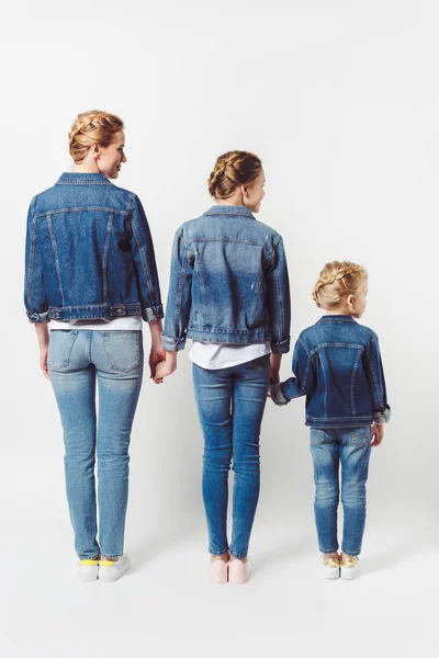 Rückansicht Einer Familie Ähnlicher Jeanskleidung Die Reihe Steht Und Die — Stockfoto