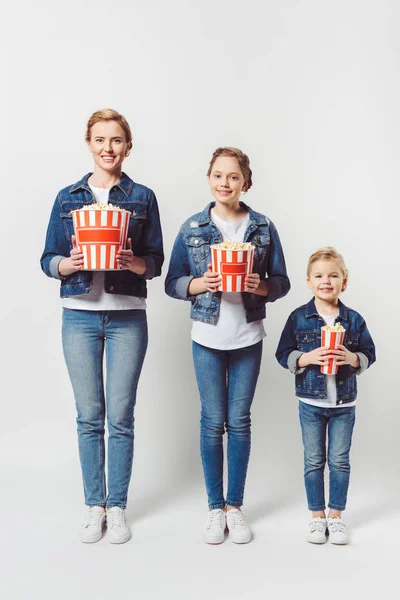 Familia Sonriente Ropa Mezclilla Similar Con Palomitas Maíz Aisladas Gris — Foto de stock gratis