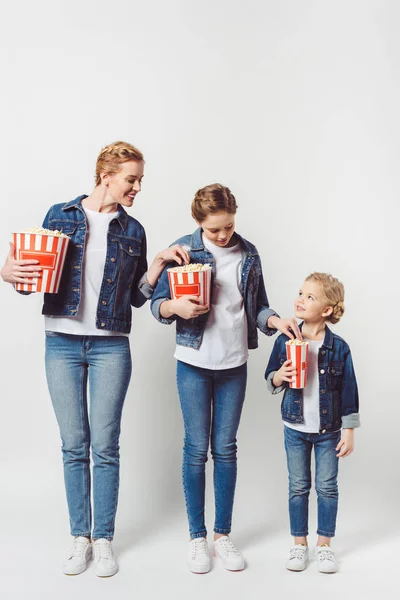 Lächelnde Familie Ähnlicher Jeanskleidung Die Sich Gegenseitig Popcorn Wegnimmt — Stockfoto