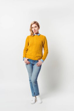 Beyaz casual giyim gülümseyen güzel kadın