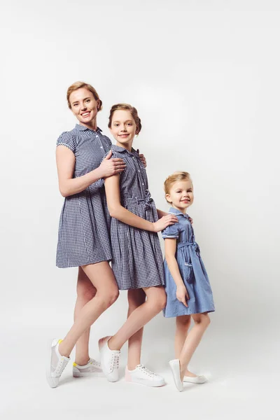 Mãe Filhas Vestidos Semelhantes Que Estão Fila Branco — Fotografia de Stock