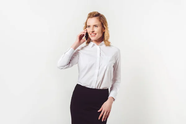 Stylische Glückliche Geschäftsfrau Telefoniert Auf Weiß — Stockfoto