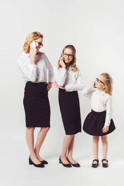 Mutter Und Töchter Ähnlichen Geschäftsfrauen Kostümen Auf Weiß — Stockfoto