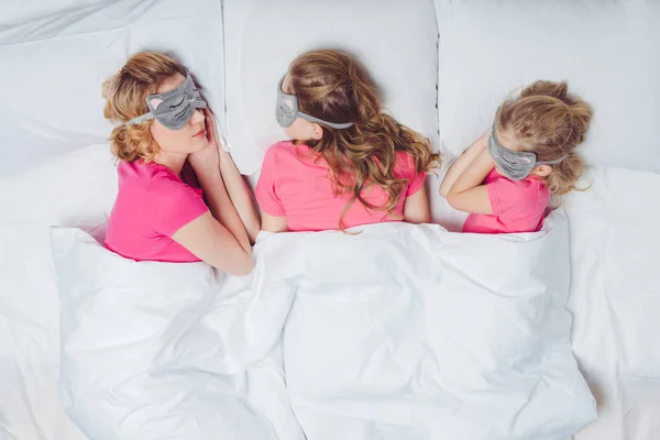 Vista Superior Madre Las Hijas Con Máscaras Dormir Forma Caras —  Fotos de Stock