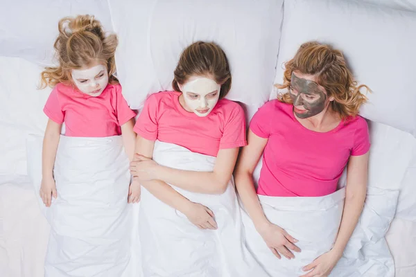 Ovanifrån Mor Och Döttrar Sängen Tillsammans Med Hudvård Masker — Stockfoto