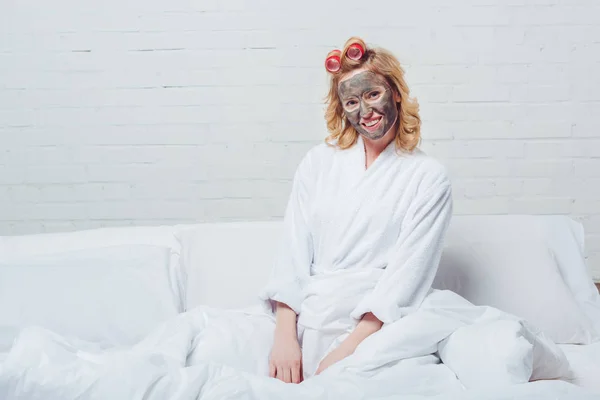 Красива Жінка Банному Халаті Маскою Обличчя Сидить Ліжку — стокове фото