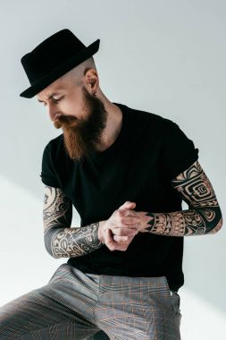 yakışıklı sakallı dövmeli adam beyaz şapka ile