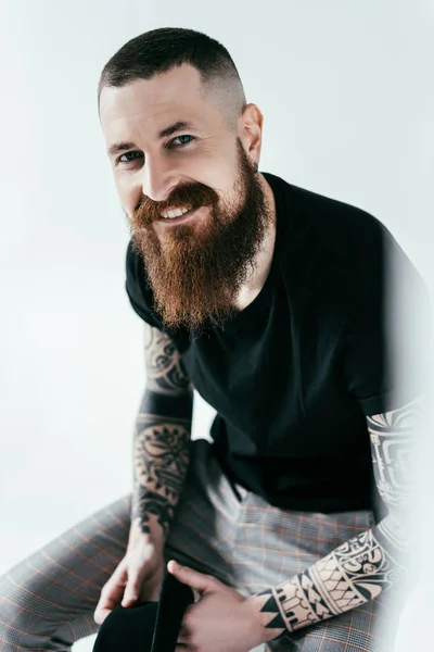 Sonriente Barbudo Hombre Tatuado Mirando Cámara Blanco —  Fotos de Stock