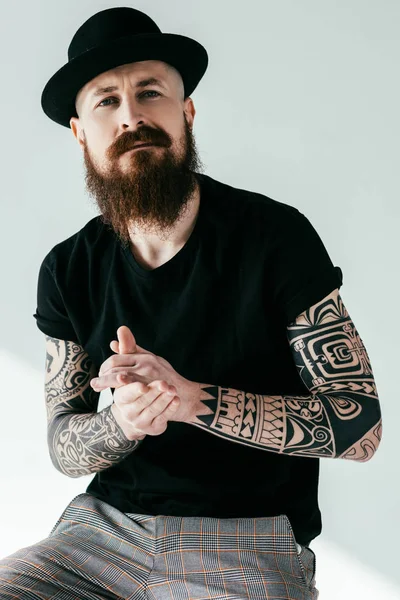 Knappe Bebaarde Tattooed Man Hat Camera Kijken Wit — Stockfoto