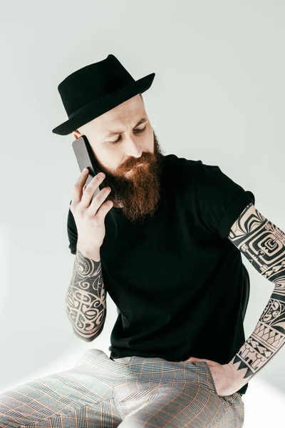 Bonito Barbudo Tatuado Homem Falando Por Smartphone Olhando Para Baixo — Fotografia de Stock Grátis