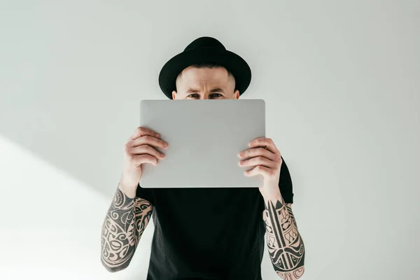 Schöner Tätowierter Mann Schaut Vom Laptop Auf Weiß — Stockfoto