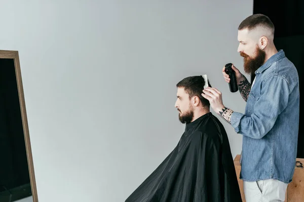 Vista Lateral Del Peluquero Cortando Pelo Barbería Aislado Blanco — Foto de Stock