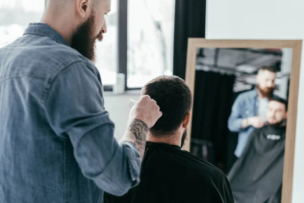 Rear View Barber Combing Customer Hair Barbershop — Stock Photo, Image
