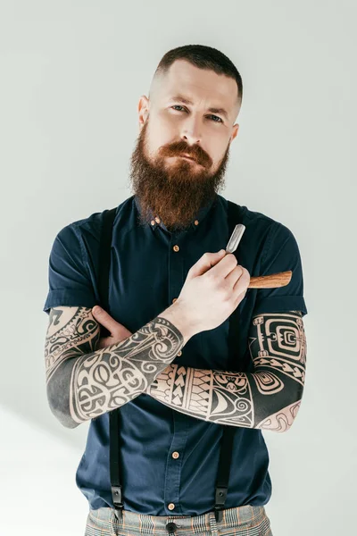 Knappe Tattooed Man Houden Scheermes Camera Kijken — Stockfoto