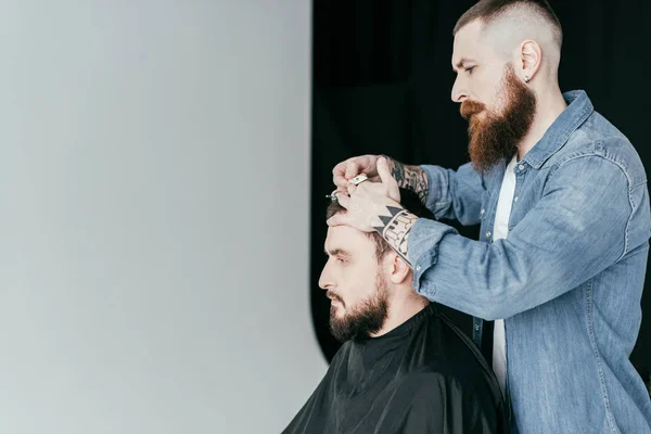 Side View Barber Cutting Customer Hair Barbershop — Stock Photo, Image
