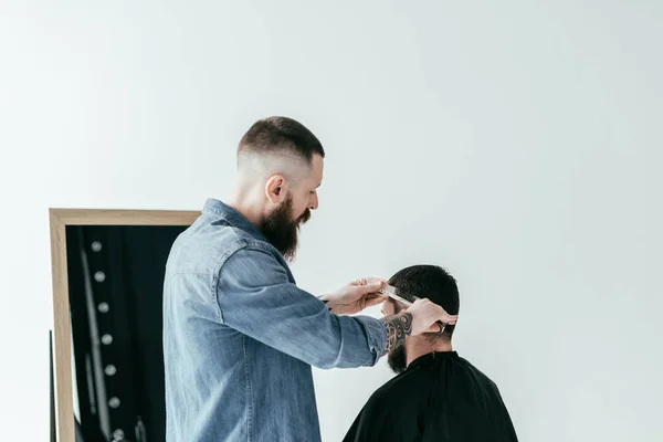 Tukang Cukur Memotong Rambut Pelanggan Tukang Cukur Terisolasi Pada Putih — Stok Foto