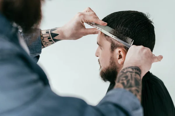 Gambar Dipotong Dari Tukang Cukur Memotong Rambut Klien Dengan Gunting — Stok Foto