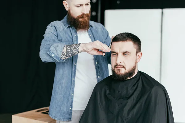 Kapper Snijden Ernstige Klant Haren Barbershop — Stockfoto