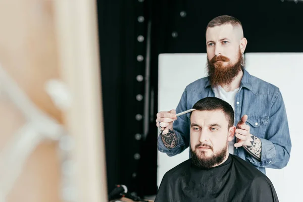 Kapper Kijken Naar Klant Kapsel Spiegel Barbershop — Stockfoto