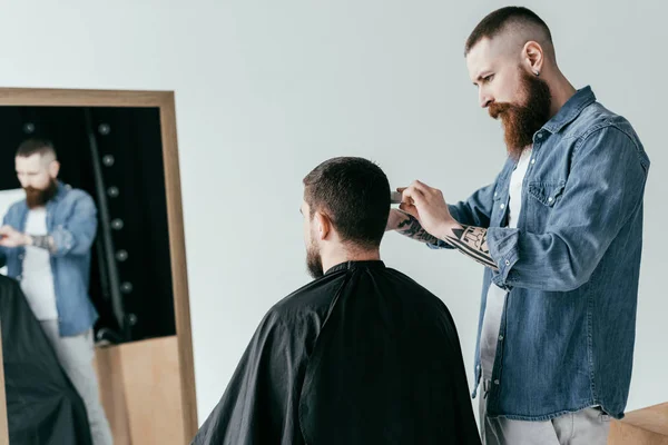 Kapper Snijden Haar Van Klant Voor Spiegel Barbershop Geïsoleerd Wit — Stockfoto