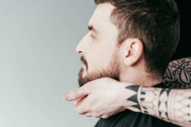 Müşterinin, üzerinde beyaz izole berber kırpılmış görüntü