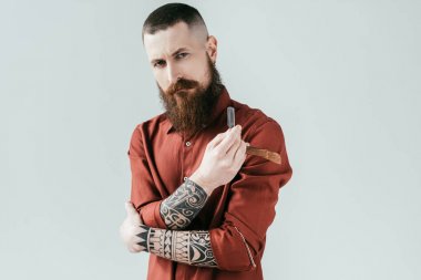 beyaz izole ustura tutan ciddi yakışıklı Kuaför