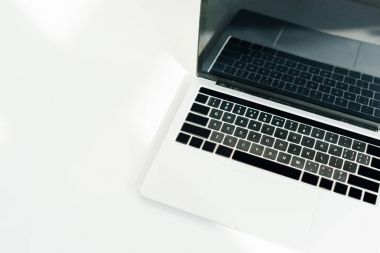 Boş ekranda beyaz yüzey ile dizüstü bilgisayar