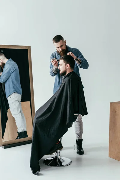 Friseur Rasiert Kundenhaare Vor Spiegel Beim Friseur — Stockfoto