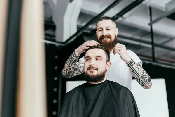 Friseur Stylt Kundenhaare Beim Friseur — Stockfoto