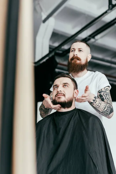 Friseur Stylt Kunden Bart Beim Friseur — Stockfoto